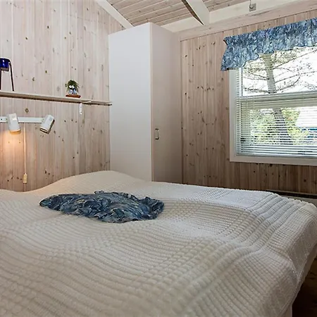 Four-bedroom Holiday In 펜션 *